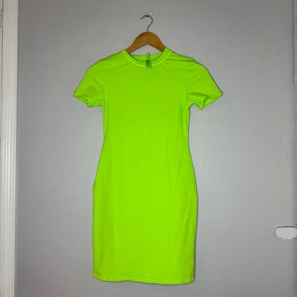 SKIMS Swim Dress Neon Green Short Sleeve Dress Medium SKIMS Swim Dress Neon Green Short Sleeve Dress Medium
